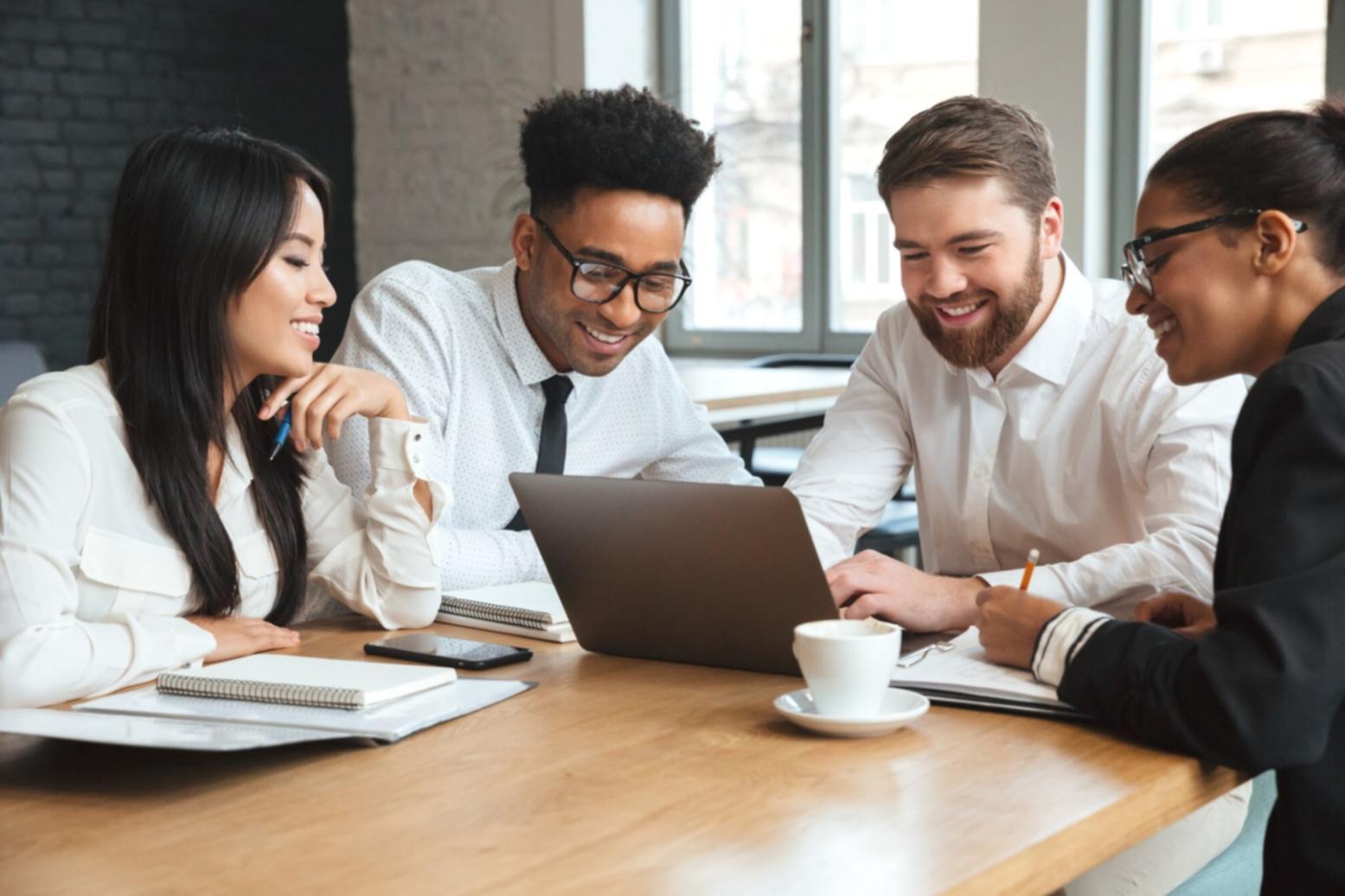 Professionnel analysant des données financières sur plusieurs écrans