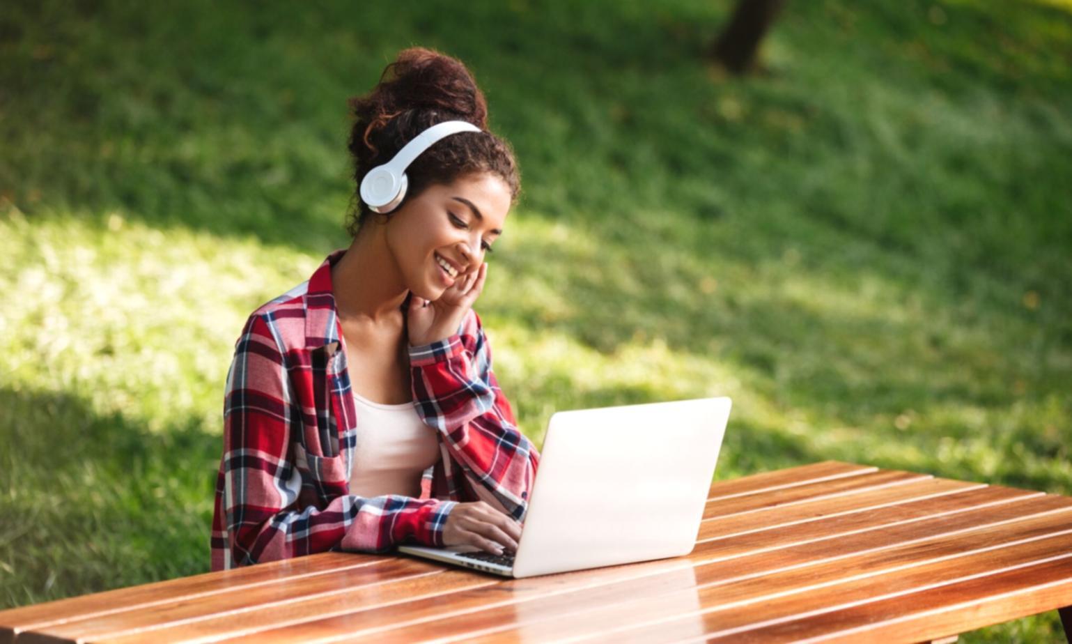 Professionnels travaillant sur modèles d'analyse financière